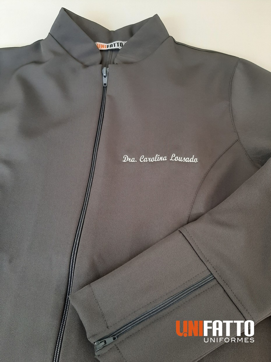 Imagem de Jaleco em tecido twoway com acabamento frontal e punhos com zíper