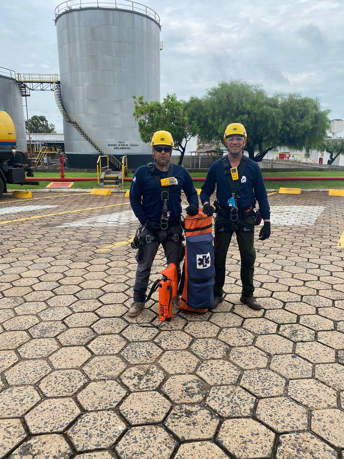 Imagem para fotos de Oferecemos serviços de terceirização de equipes de emergência, em total conformidade com as normas NR 33 e 35.