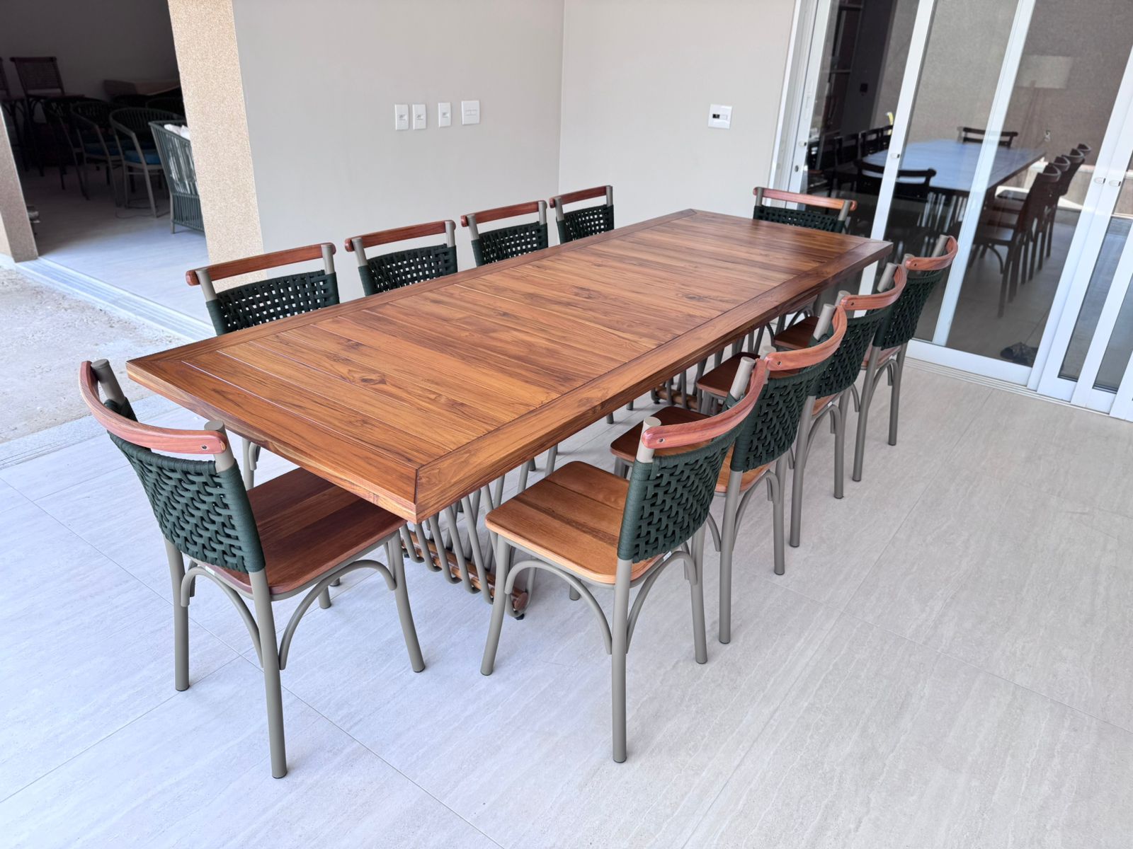 Imagem de Mesa Verona 280x100cm Base Fendi com Cadeira Milano 