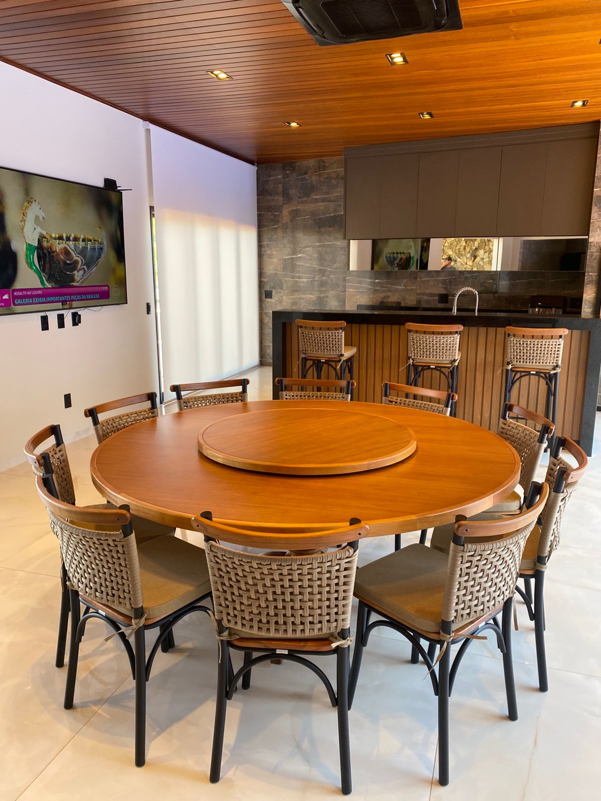 Imagem de Mesa Redonda Jequitibá 190cm com Cadeira Milano