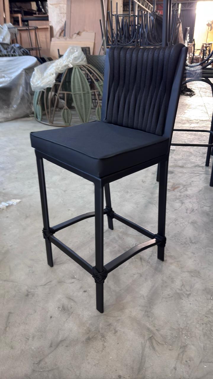 Imagem de Banqueta Orlando Preta com Trico com Enchimento