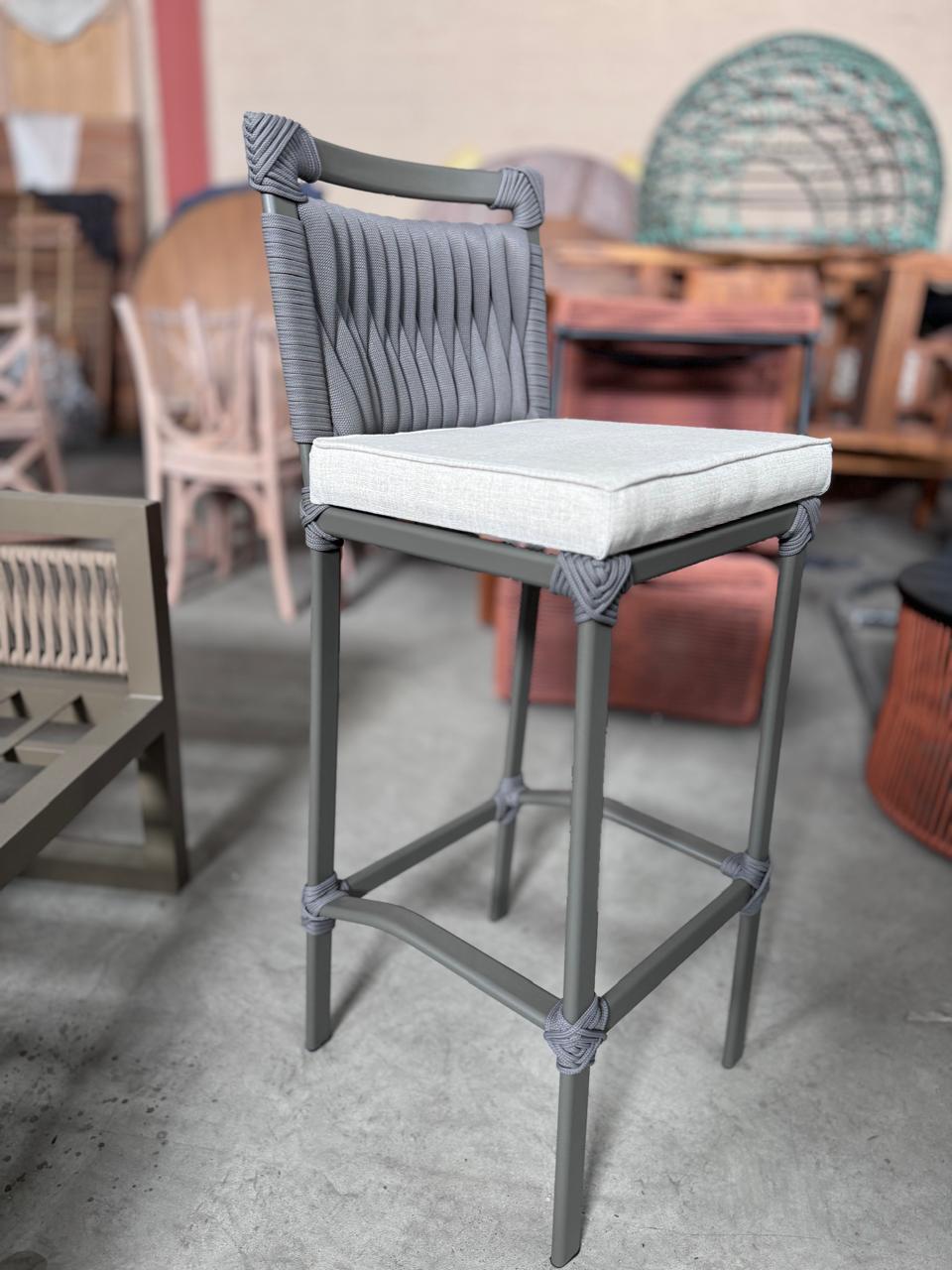 Imagem de Banqueta Orlando Cinza com Trico com Enchimento