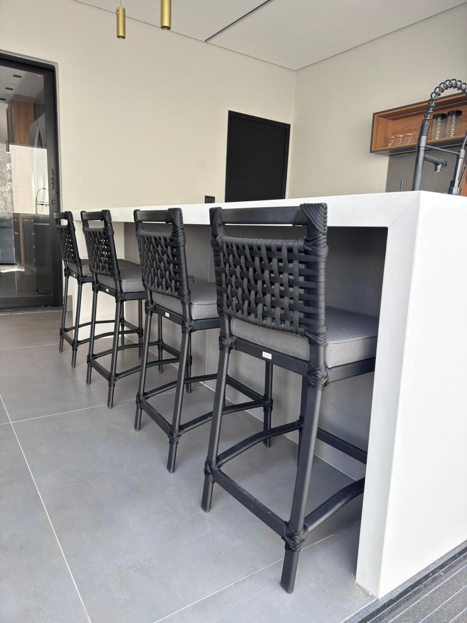 Imagem de Banqueta Orlando Preta com Estofado Cinza