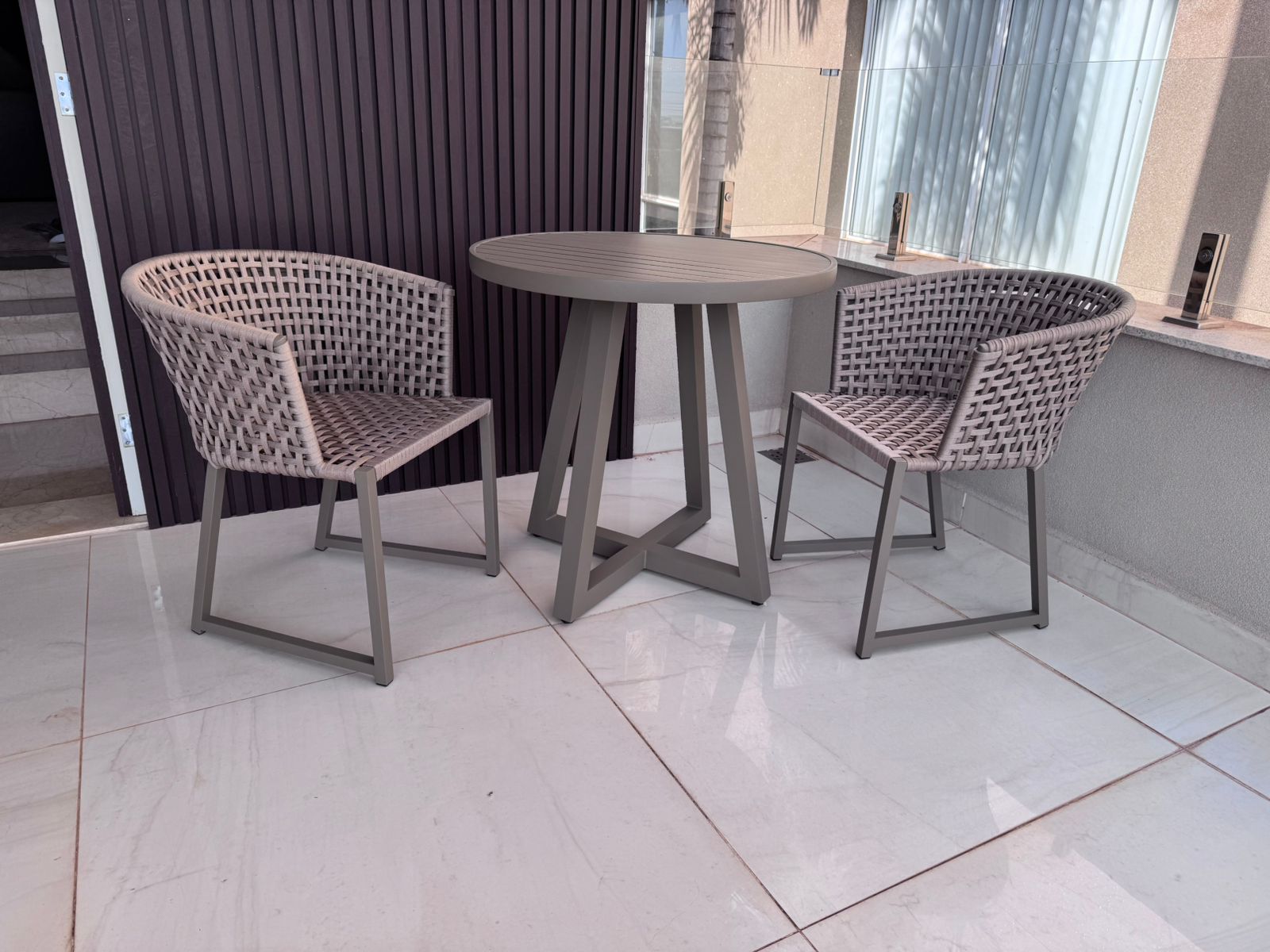 Imagem de Mesa Redonda Ripada Aluminio Fendi com Poltrona Berlim