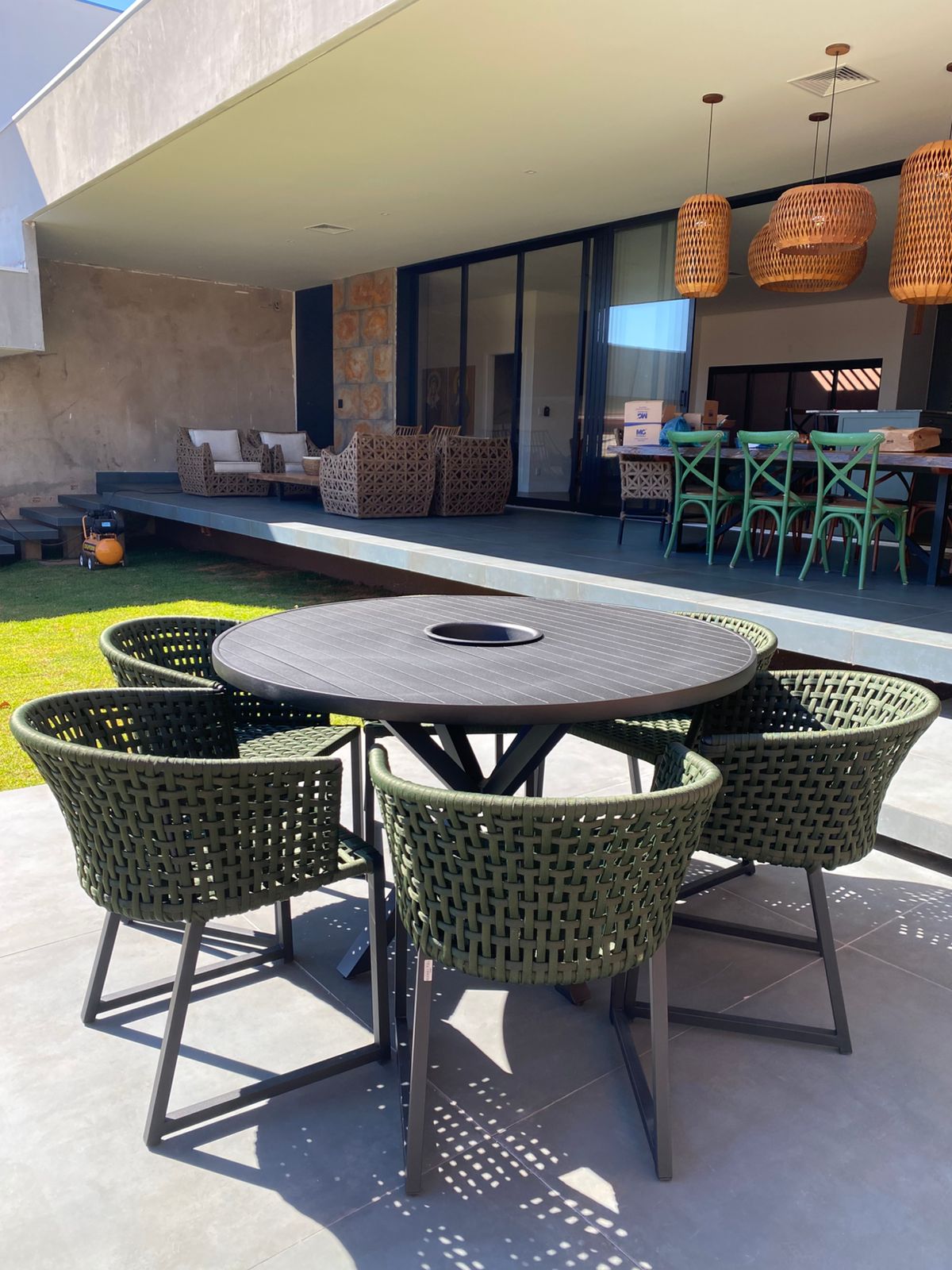 Imagem de Mesa Redonda 160cm com Poltrona Berlim