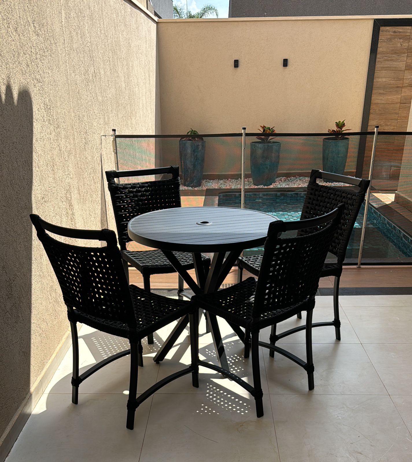 Imagem de Mesa Ripada Alumino 80cm com 4 Cadeira Orlando